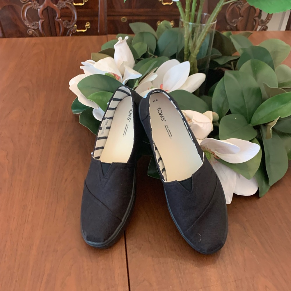 LIKE NEW TOM’S WOMENS SHOES SIZE 12 IN BLACK
